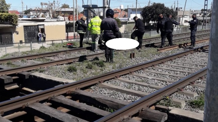 Un hombre caminaba por las vías y se electrocutó